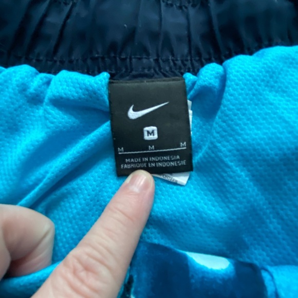 Men’s Nike Swim Trunks Size Medium - Picture 3 of 6